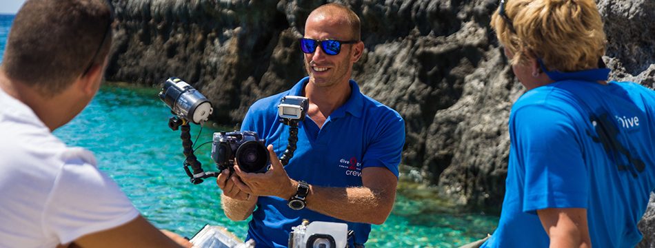 dive instructor explaining an underwater camera for PADI Digital Photography Specialty Instructor Course